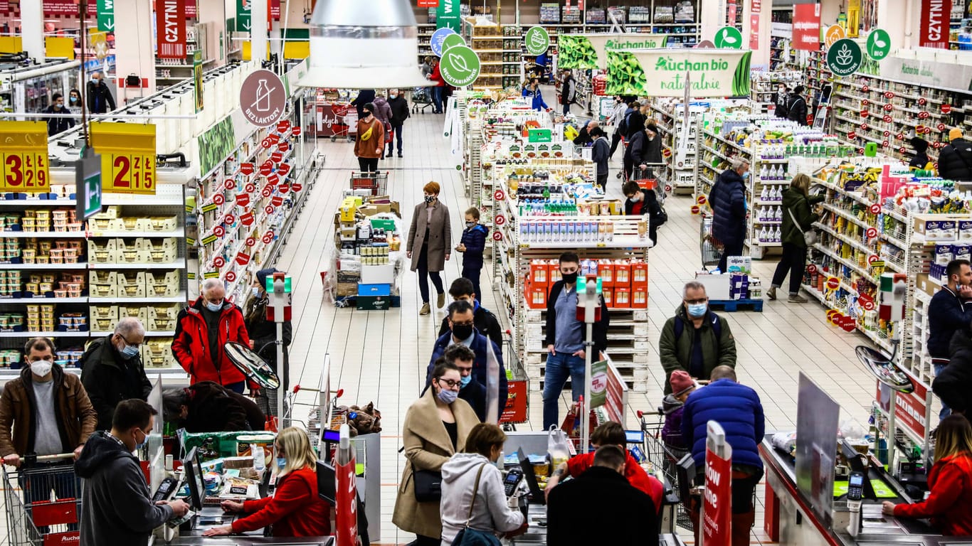Schlange in polnischem Supermarkt (Symbolbild): In Polen sind seit dem 1. Februar Grundnahrungsmittel wie Brot, Fleisch und Milchprodukte von der Mehrwertsteuer befreit.