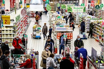 Schlange in polnischem Supermarkt (Symbolbild): In Polen sind seit dem 1. Februar Grundnahrungsmittel wie Brot, Fleisch und Milchprodukte von der Mehrwertsteuer befreit.