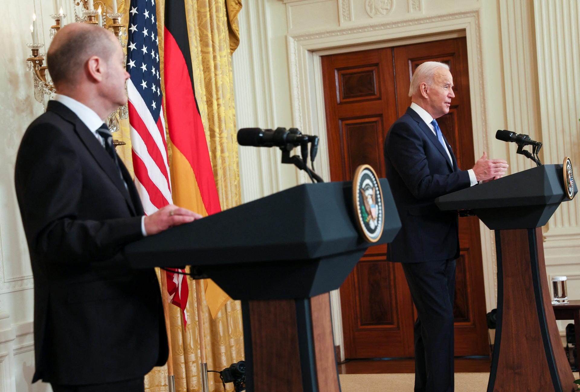 Pressekonferenz in Washington: US-Präsident Joe Biden formuliert mögliche Sanktionen gegen Russland deutlich konkreter als Kanzler Olaf Scholz.