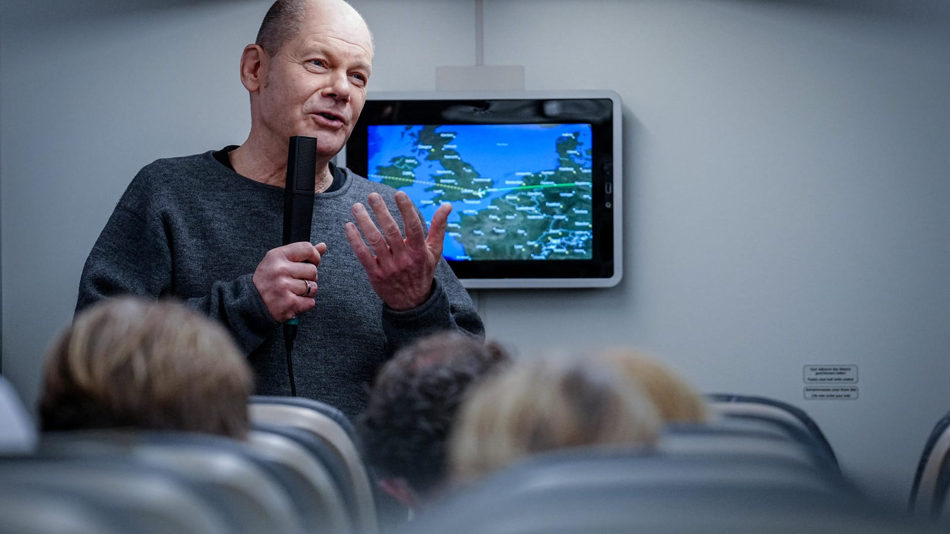 Pulli-Politik: Olaf Scholz spricht im Flieger vor Journalisten.