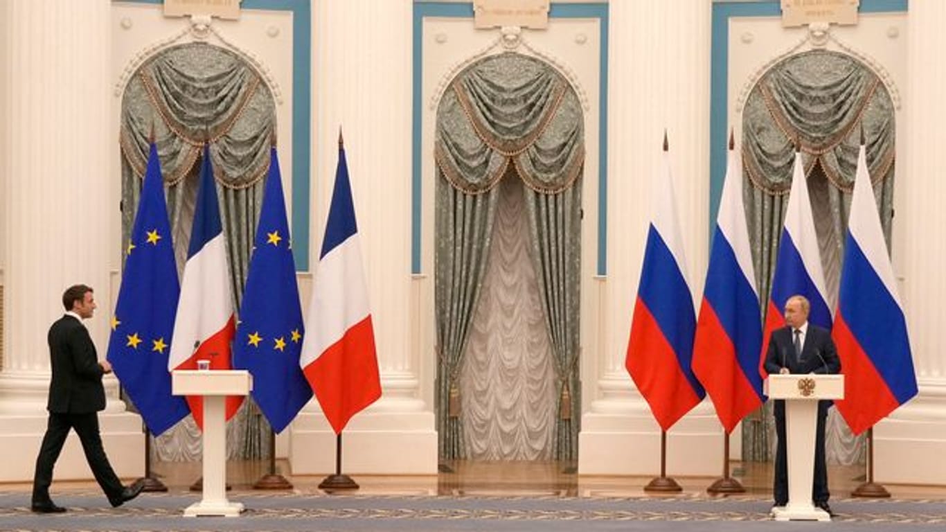 Frankreichs Präsident Emmanuel Macron (l) reiste zu einem Treffen mit seinem russischen Kollegen Wladimir Putin nach Moskau.