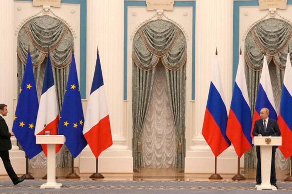 Frankreichs Präsident Emmanuel Macron (l) reiste zu einem Treffen mit seinem russischen Kollegen Wladimir Putin nach Moskau.