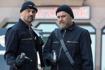 Der Dorfsheriff Frank Koops (Aljoscha Stadelmann, r) und der Gangster Hagen (Michael Rotschopf) planen, eine Bank auszuräumen.