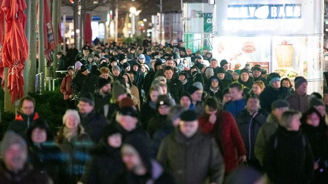 Menschen demonstrieren auf der Dresdner Einkaufsstraße Prager Straße gegen die Corona-Maßnahmen.