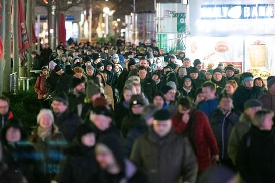 Menschen demonstrieren auf der Dresdner Einkaufsstraße Prager Straße gegen die Corona-Maßnahmen.