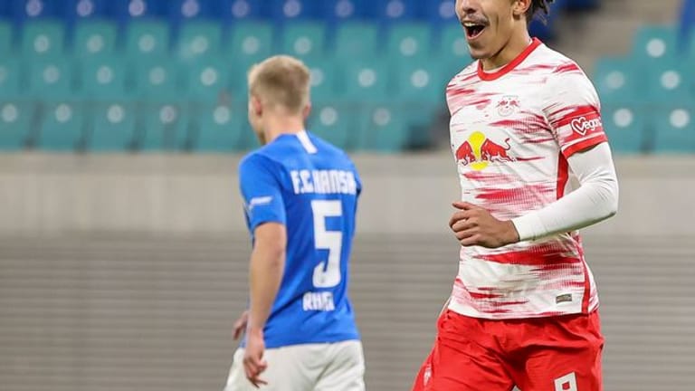 RB Leipzigs Spieler Yussuf Poulsen (r) lobt seinen Trainer Domenico Tedesco.