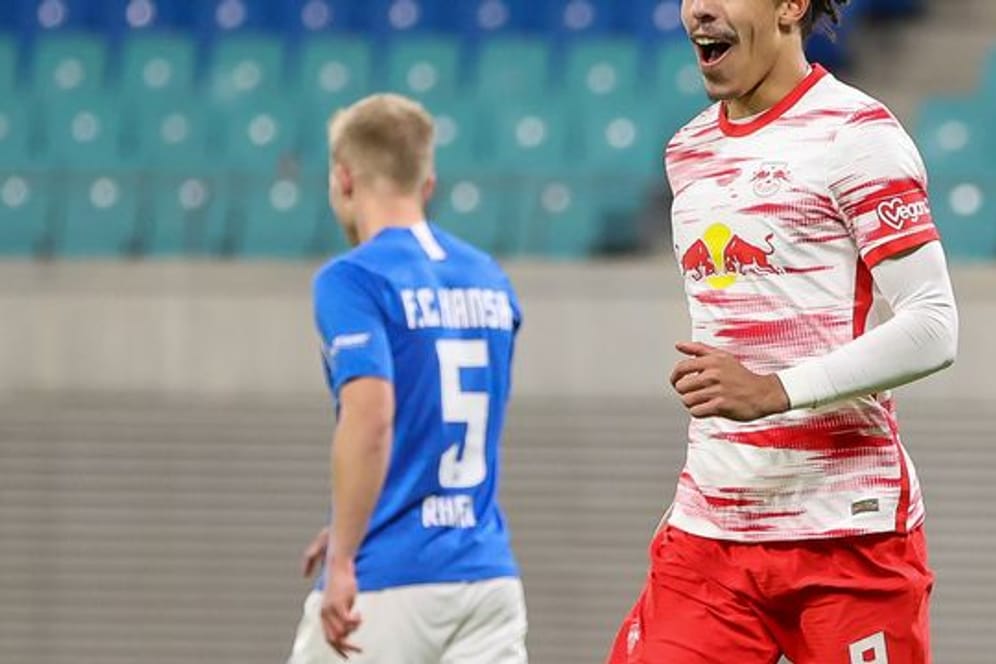 RB Leipzigs Spieler Yussuf Poulsen (r) lobt seinen Trainer Domenico Tedesco.