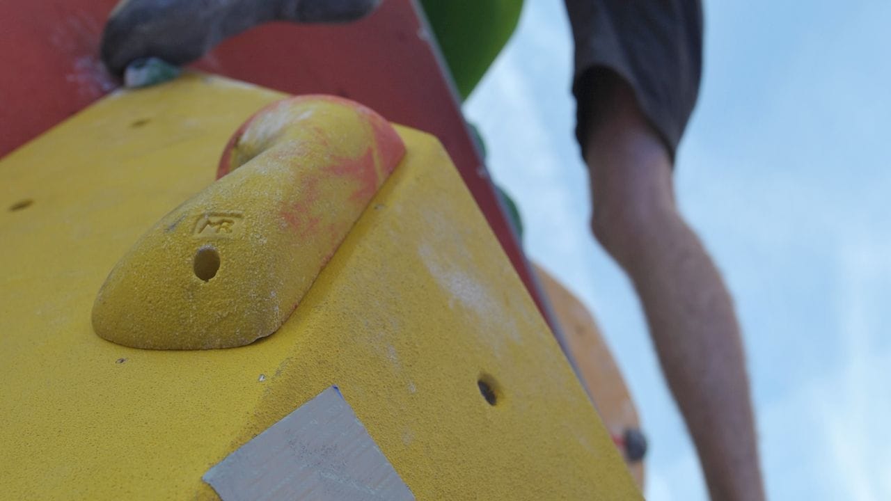 Ohne Absicherung? Boulderwände sind nicht sehr hoch, sodass ein Absprung stets ohne große Verletzungsgefahr möglich ist. Ohne Absicherung? Boulderwände sind nicht sehr hoch, sodass ein Absprung stets ohne große Verletzungsgefahr möglich ist.
