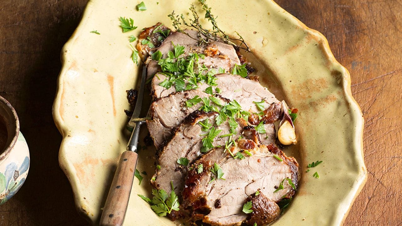 Der zuvor in der Salzkruste gegarte Schweinekammbraten aus dem Buch "Unser kulinarisches Erbe" wird mit frischen Kräutern serviert. Der zuvor in der Salzkruste gegarte Schweinekammbraten aus dem Buch "Unser kulinarisches Erbe" wird mit frischen Kräutern serviert.