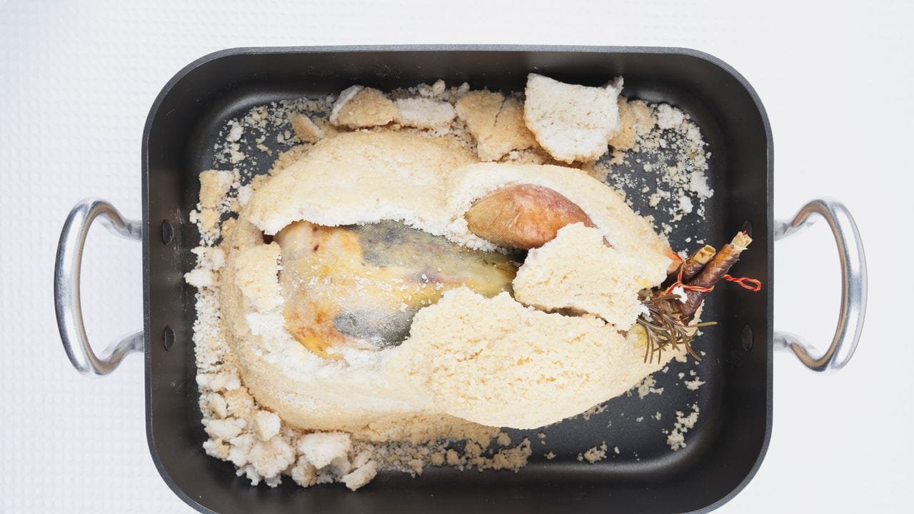Auch ein Hühnchen lässt sich komplett in der Salzkruste garen. Auch ein Hühnchen lässt sich komplett in der Salzkruste garen.