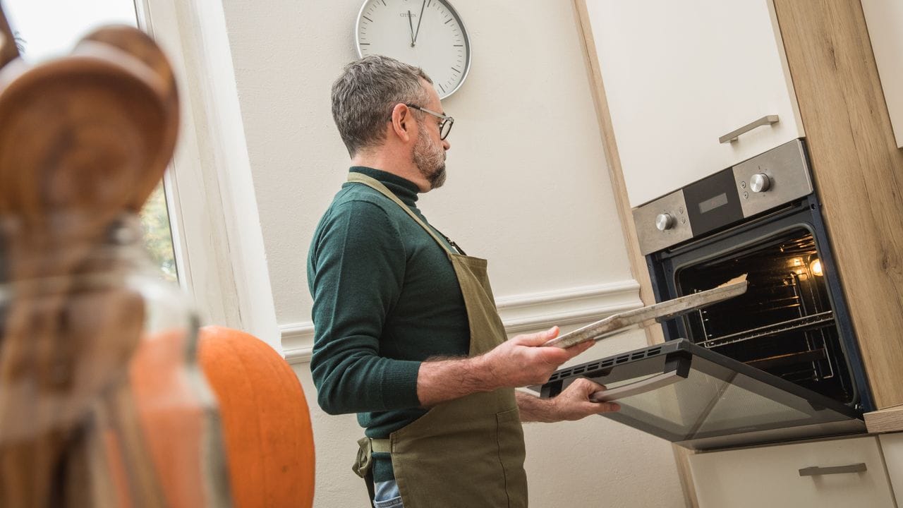 Der Salzbraten kommt auf ein Backblech, das zuvor mit einem doppelt gefaltetem Backpapier ausgelegt wurde. Der Salzbraten kommt auf ein Backblech, das zuvor mit einem doppelt gefaltetem Backpapier ausgelegt wurde.