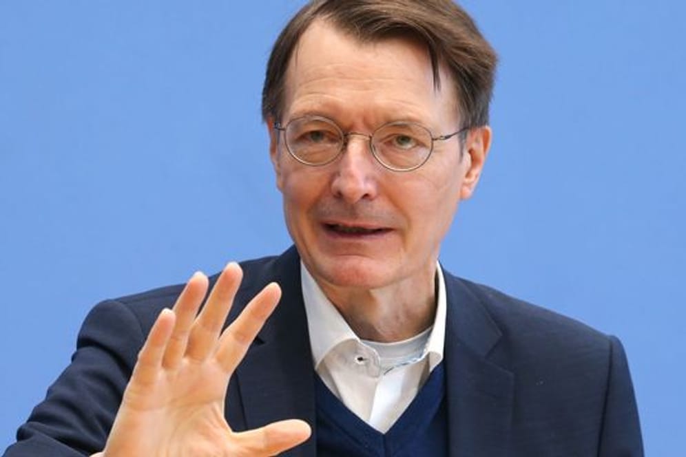 In einer Pressekonferenz des Robert Koch-Instituts beantwortet Bundesgesundheitsminister Karl Lauterbach (SPD) Fragen zum Infektionsgeschehen in der Corona-Pandemie.