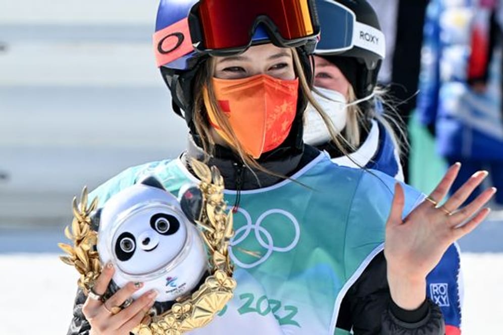 Eileen Gu aus China ist die neue Olympiasiegerin im Ski-Freestyle.
