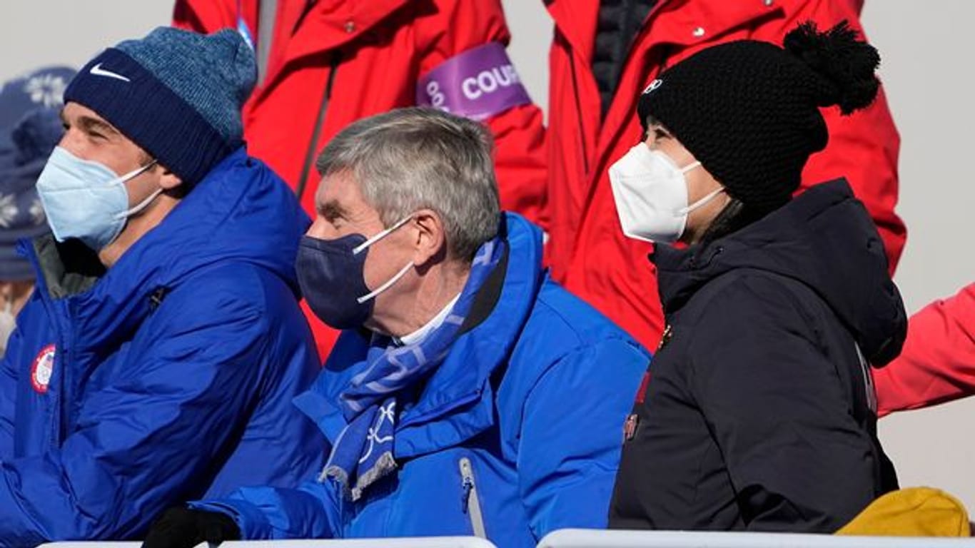 Peng Shuai (r) und IOC-Präsident Thomas Bach beim Big-Air-Event.