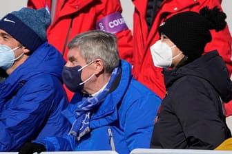 Peng Shuai (r) und IOC-Präsident Thomas Bach beim Big-Air-Event.