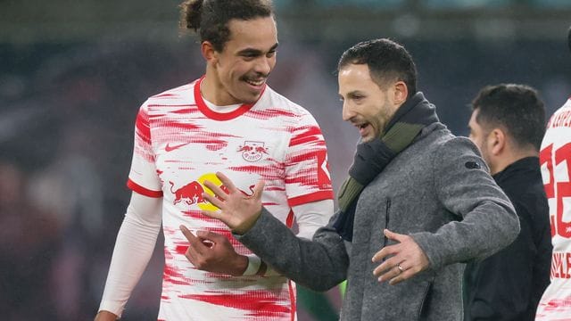 Leipzigs Trainer Domenico Tedesco (r) und Stürmer Yussuf Poulsen Leipzigs Trainer Domenico Tedesco (r) und Stürmer Yussuf Poulsen