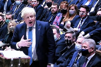 Der britische Premierminister Boris Johnson und Oppositionsführer Keir Starmer (nicht im Bild) liefern sich Ende Januar 2022 ein hitziges Wortgefecht im Parlament.