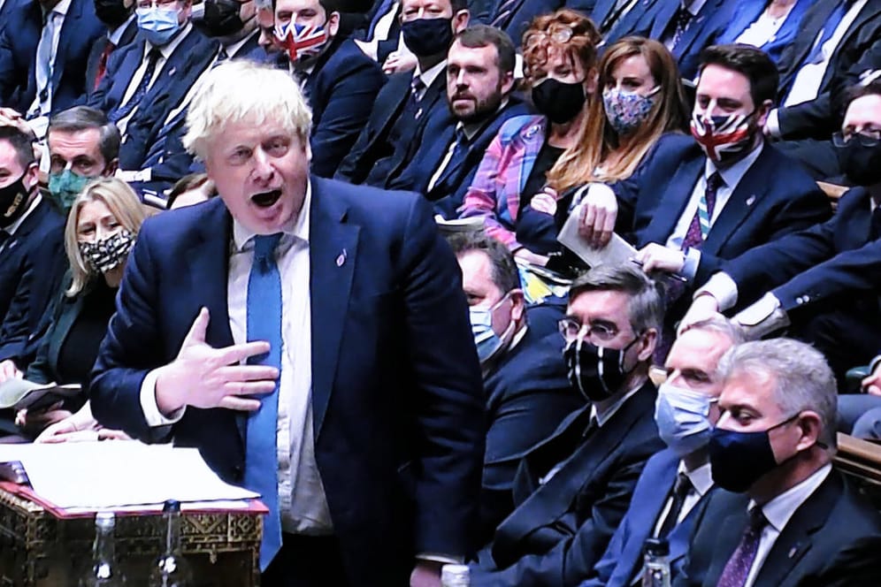 Der britische Premierminister Boris Johnson und Oppositionsführer Keir Starmer (nicht im Bild) liefern sich Ende Januar 2022 ein hitziges Wortgefecht im Parlament.