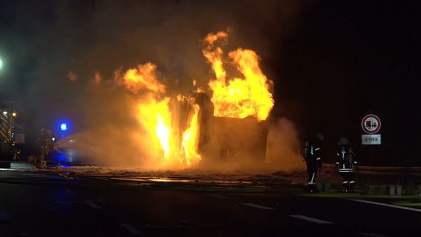 Lkw brennt auf der A1 bei Greven
