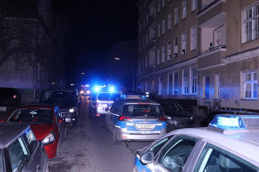 Mehrere Einsatzfahrzeuge der Polizei parken in der Emser Straße: Zwei Familien gingen in Neukölln aufeinander los.