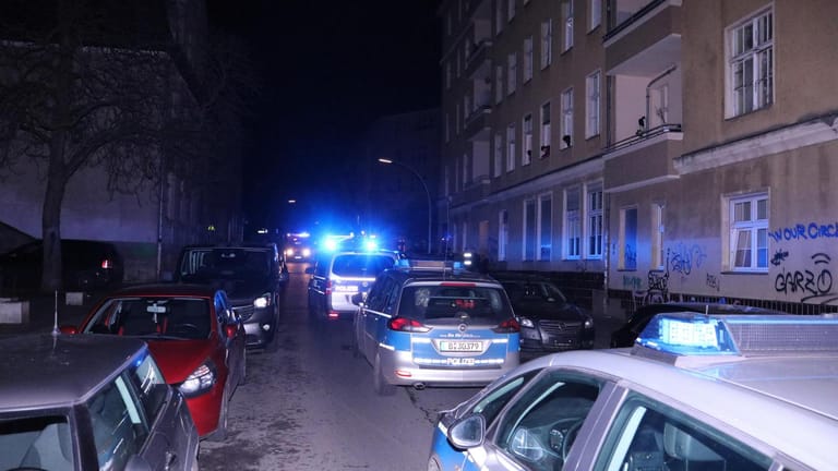 Mehrere Einsatzfahrzeuge der Polizei parken in der Emser Straße: Zwei Familien gingen in Neukölln aufeinander los.