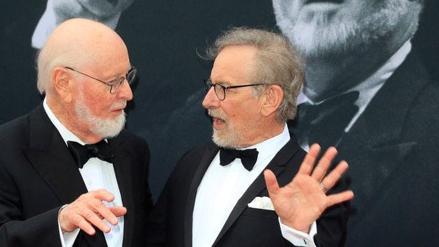 US-Filmkomponist John Williams (l) mit Regisseur Steven Spielberg bei einer Gala 2016. US-Filmkomponist John Williams (l) mit Regisseur Steven Spielberg bei einer Gala 2016.