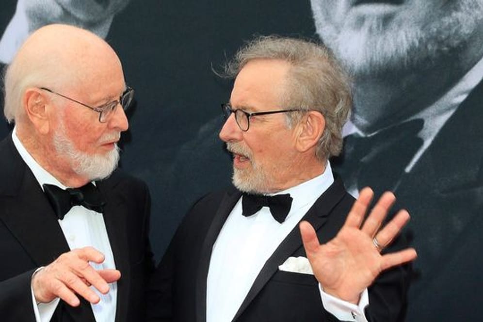 US-Filmkomponist John Williams (l) mit Regisseur Steven Spielberg bei einer Gala 2016.