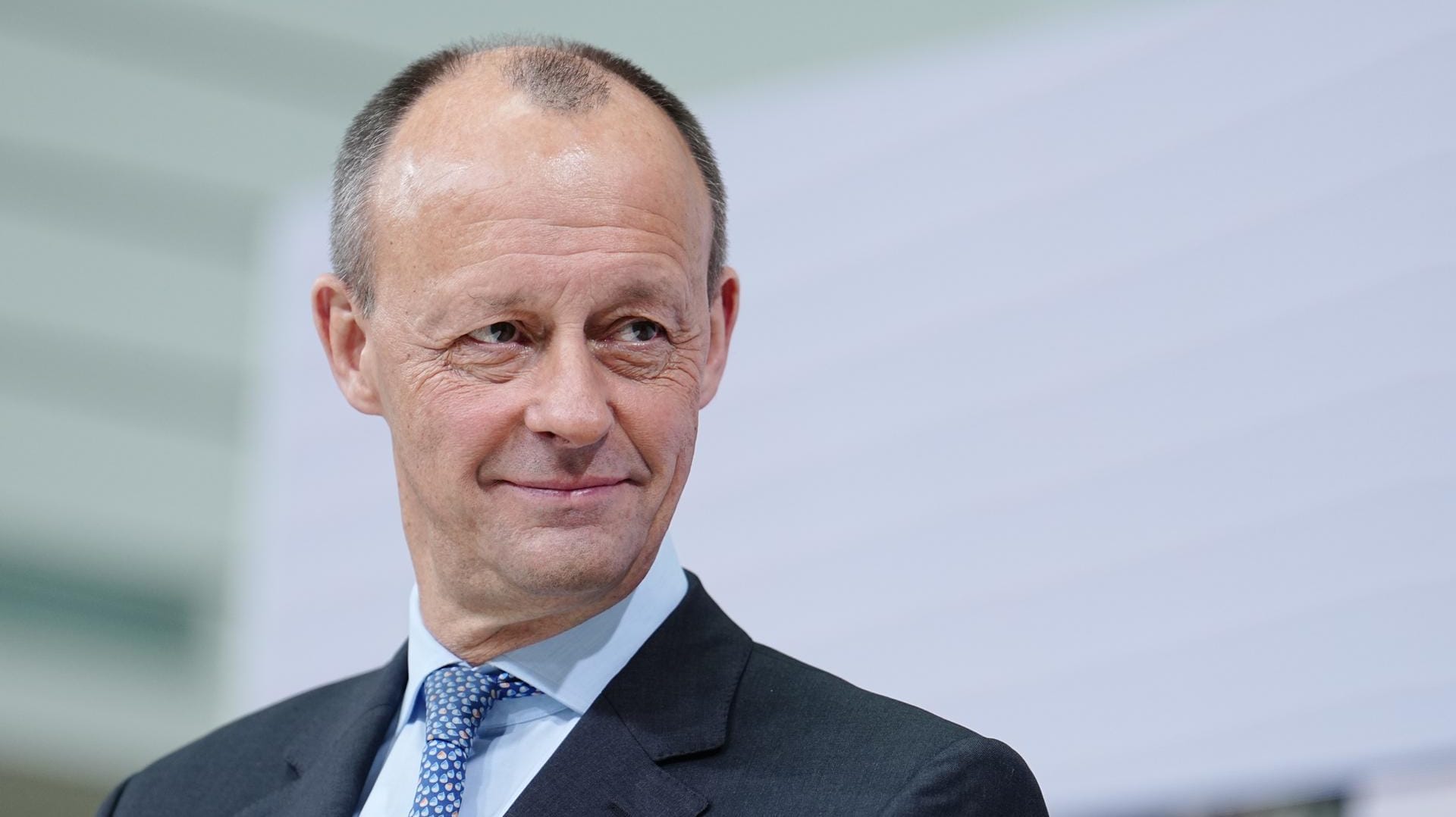 Friedrich Merz während einer Pressekonferenz (Archivbild): Der CDU-Parteivorsitzende bemängelt, dass Scholz Besuch in den USA zu spät komme.