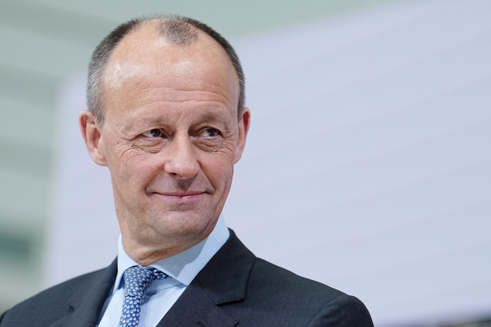 Friedrich Merz während einer Pressekonferenz (Archivbild): Der CDU-Parteivorsitzende bemängelt, dass Scholz Besuch in den USA zu spät komme.