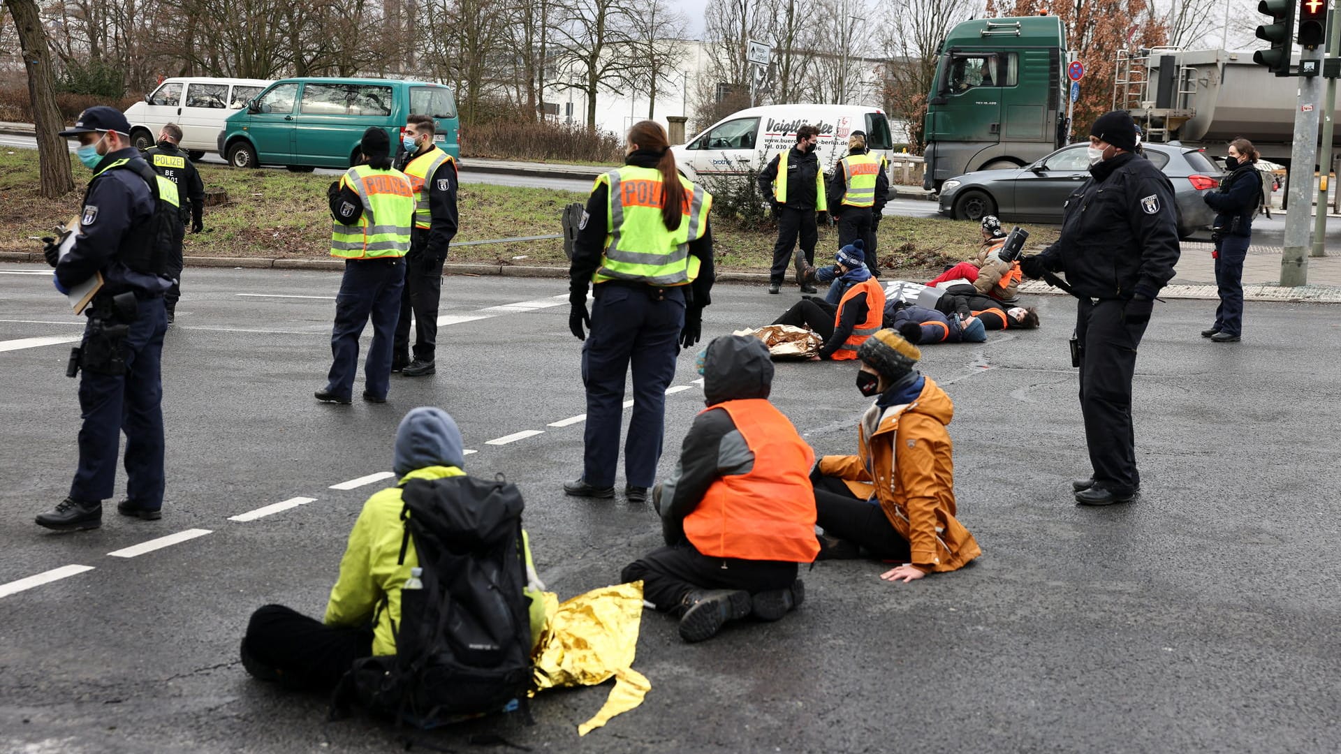 Aktivisten der Initiative "Aufstand der letzten Generation" besetzen eine Kreuzung in Berlin (Archivbild): Auch am Dienstag besetzten sie wieder die Autobahn 100.