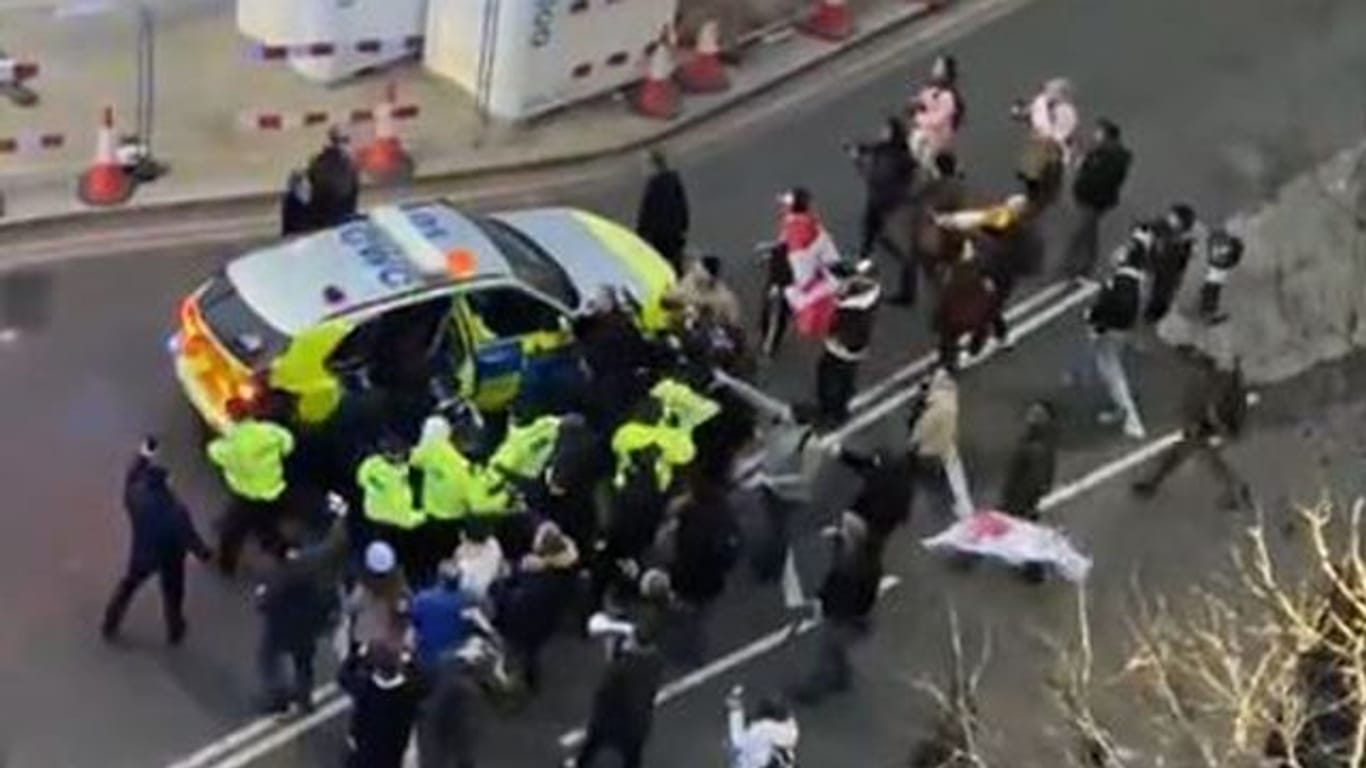 Das Videostandbild zeigt Zusammenstöße zwischen der Polizei und Demonstranten in Westminster.