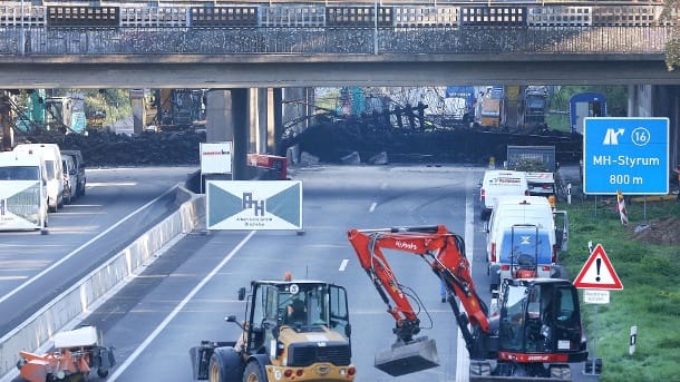 Blick auf die beschädigte Brücke über der A40 (Archivbild): Der unfallverursachende Fahrer muss eine Haftstrafe antreten.