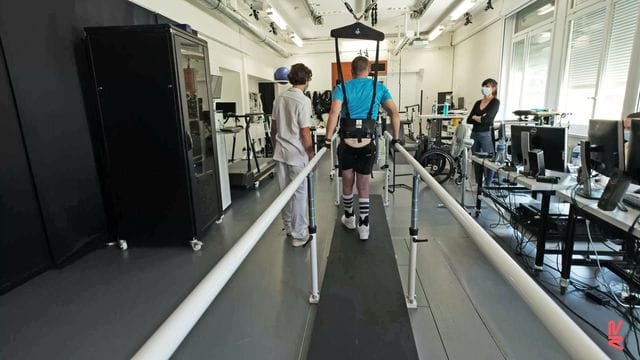 Ein Patient mit kompletter Rückenmarksverletzung geht im Universitätsspital Lausanne nach 5 Monaten Reha. Ein Patient mit kompletter Rückenmarksverletzung geht im Universitätsspital Lausanne nach 5 Monaten Reha.
