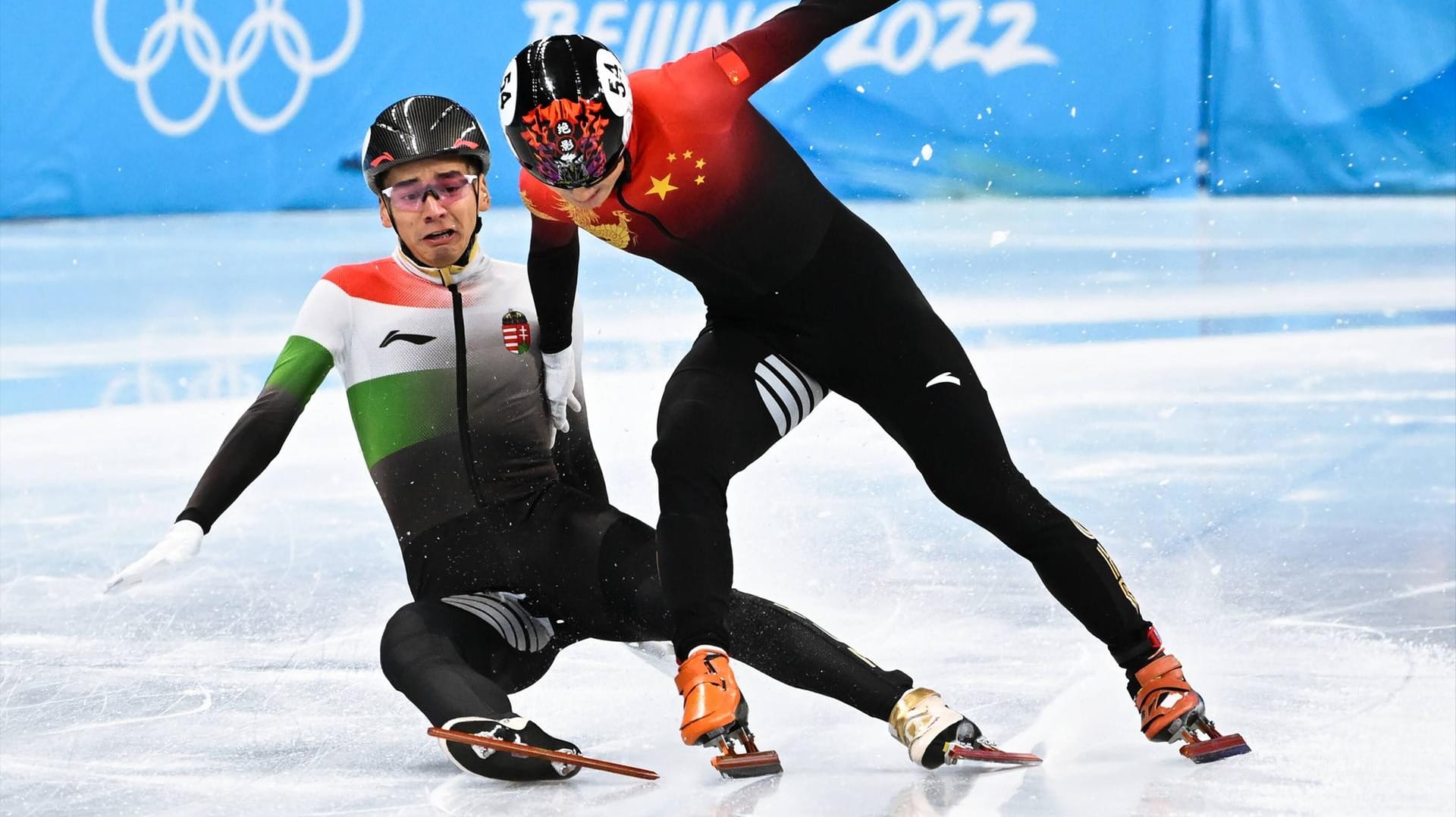 Verbitterter Kampf um Shorttrack-Gold: Ren Ziwei (r.) drückt seinen ungarischen Widersacher Shaolin Sandor Liu kurz vor dem Überqueren der Ziellinie zu Boden. Bestraft wird aber nur der Ungar, weil der angeblich zuerst geschoben hatte. China gewinnt Gold.