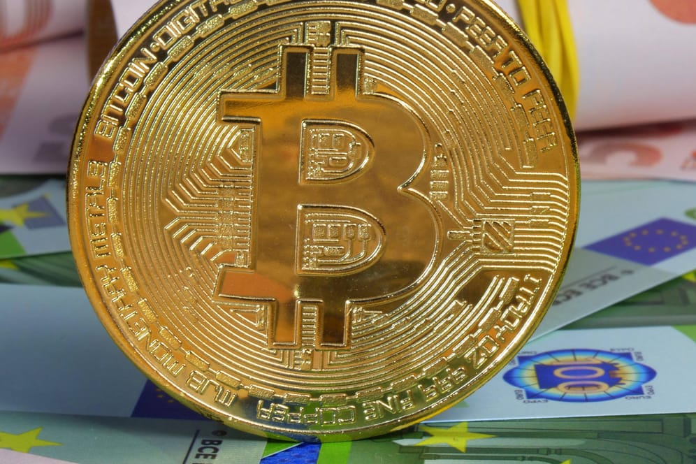 Kryptowährung Bitcoin (Symbolbild): Zuletzt mussten Anleger starke Kursverluste in Kauf nehmen.