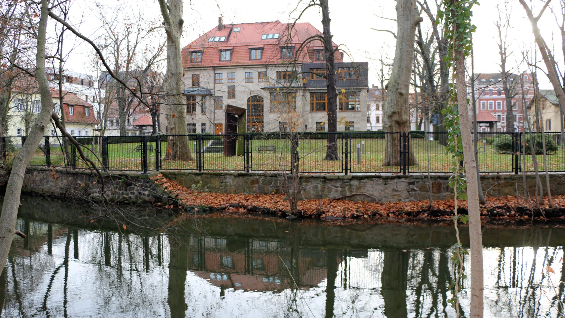 Die "Kleine Luppe" (Archivfoto): Wenige Hundert Meter nördlich von der abgebildeten Stelle wurde der Tote im Fluss gefunden. Die "Kleine Luppe" (Archivfoto): Wenige Hundert Meter nördlich von der abgebildeten Stelle wurde der Tote im Fluss gefunden.