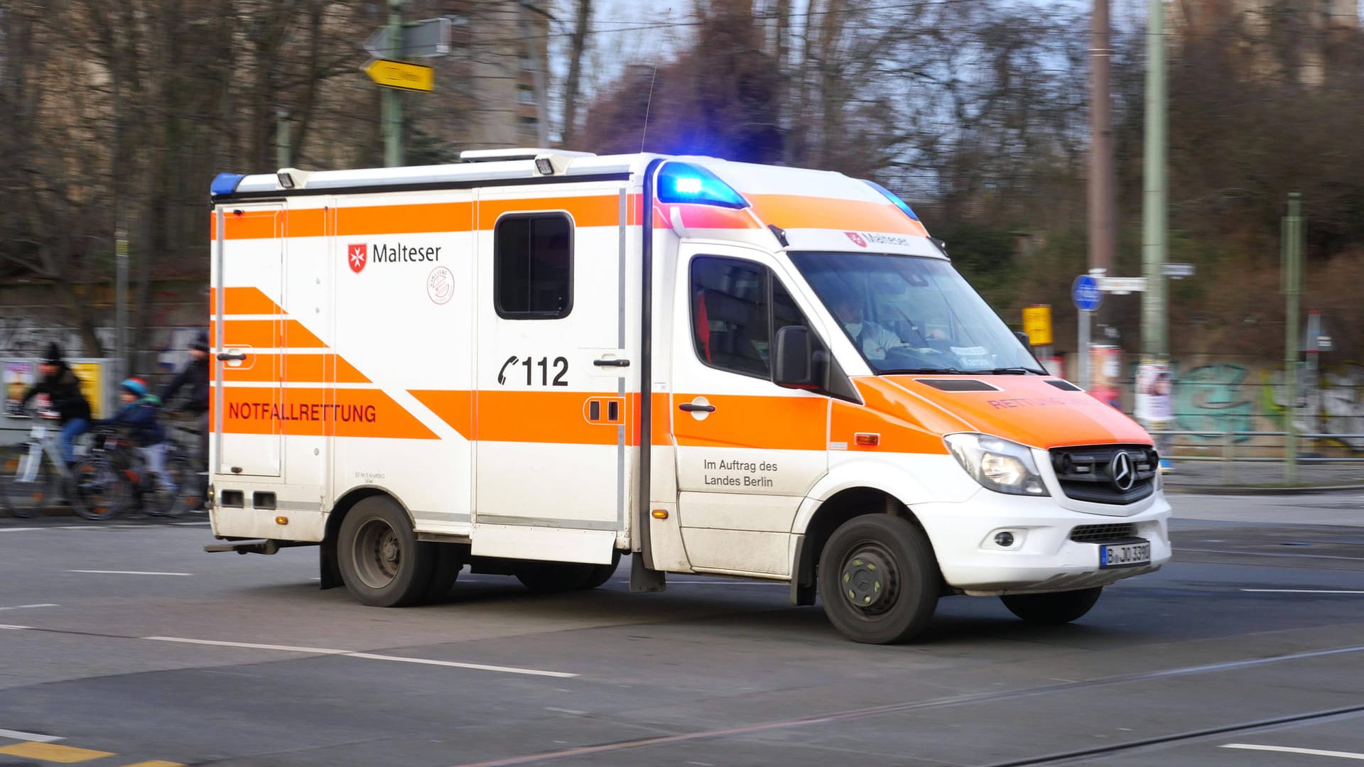 Ein Rettungswagen fährt mit Blaulicht (Symbolbild): Nach dem Unfall wurde die 13-Jährige mit schweren Verletzungen ins Krankenhaus gebracht.