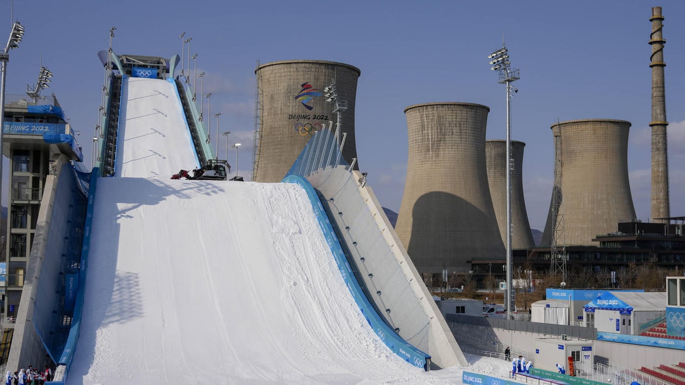 Die "Big Air"-Schanze am Stadtrand Pekings macht die gesamte Absurdität der Olympischen Sportstätten deutlich.