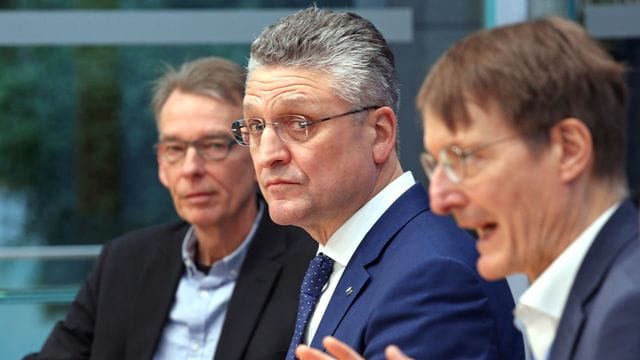 Rolf Apweiler (l-r), Direktor European Bioinformatics Institute des Europäischen Laboratoriums für Molekularbiologie (EMBL), Lothar Wieler, Präsident des Robert Koch-Instituts (RKI), und Karl Lauterbach (SPD), Bundesgesundheitsminister in der Bundespressekonferenz. Rolf Apweiler (l-r), Direktor European Bioinformatics Institute des Europäischen Laboratoriums für Molekularbiologie (EMBL), Lothar Wieler, Präsident des Robert Koch-Instituts (RKI), und Karl Lauterbach (SPD), Bundesgesundheitsminister in der Bundespressekonferenz.