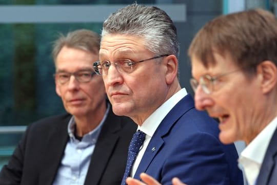 Rolf Apweiler (l-r), Direktor European Bioinformatics Institute des Europäischen Laboratoriums für Molekularbiologie (EMBL), Lothar Wieler, Präsident des Robert Koch-Instituts (RKI), und Karl Lauterbach (SPD), Bundesgesundheitsminister in der Bundespressekonferenz.
