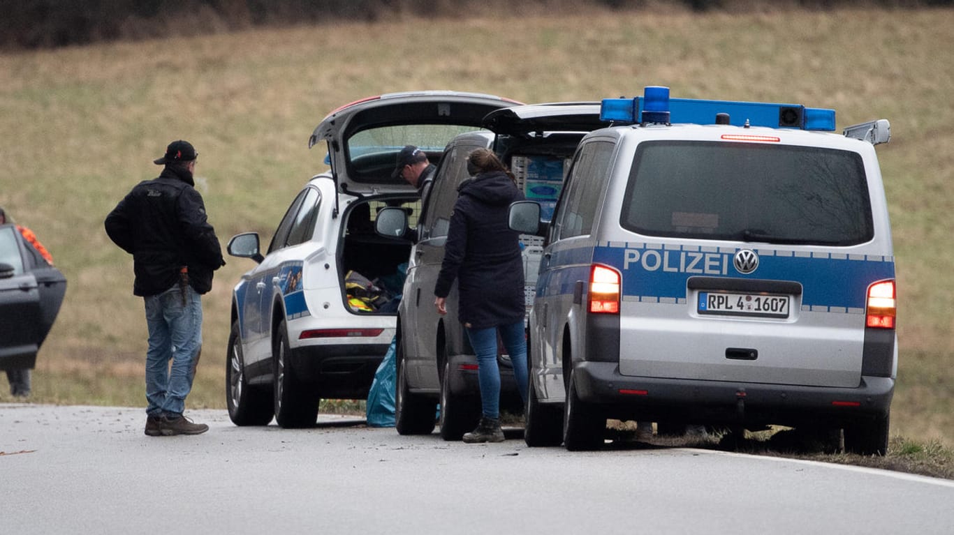 Ulmet: Polizeiwagen und Beamte stehen an dem Tatort, an dem zwei Polizeibeamte bei einer Verkehrskontrolle erschossen wurden.