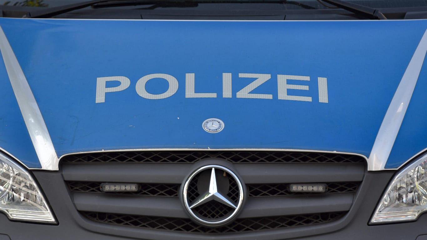 Ein Streifenwagen der Polizei Frankfurt am Main (Symbolbild): Polizeibeamte verhafteten einen 35-Jährigen, der seine Ex-Freundin bedrohte.