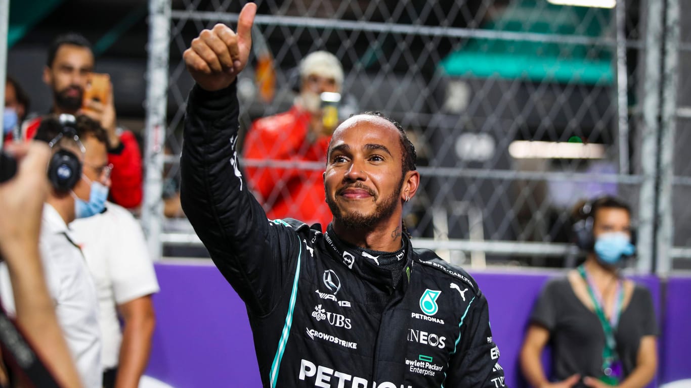 Lewis Hamilton am Rande des Rennens in Saudi-Arabien im Dezember 2021: Der Mercedes-Pilot startet einen erneuten Anlauf auf den Rekordtitel.