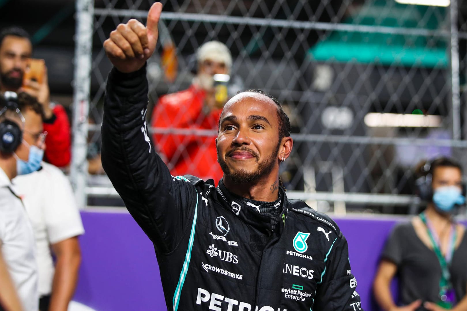 Lewis Hamilton am Rande des Rennens in Saudi-Arabien im Dezember 2021: Der Mercedes-Pilot startet einen erneuten Anlauf auf den Rekordtitel.