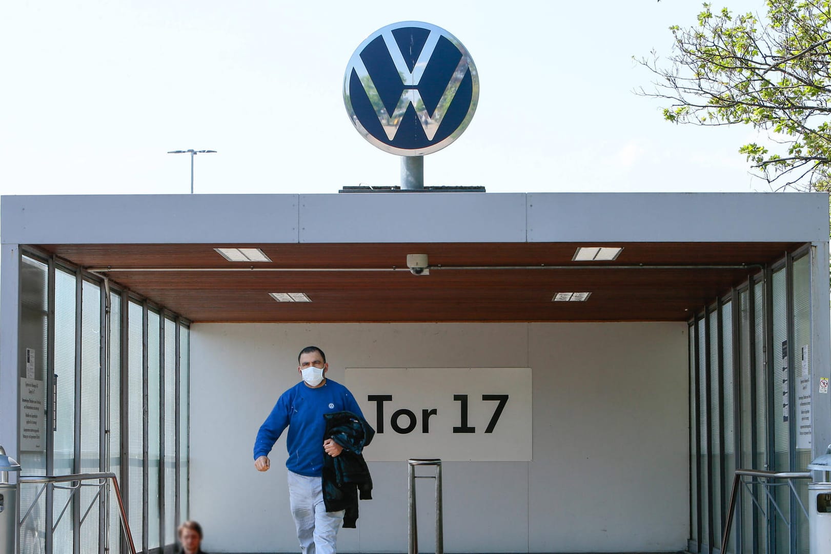 VW-Mitarbeiter auf dem Weg zur Arbeit (Symbolbild): Die Beschäftigten des Autobauers erhalten im Februar erneut einen Corona-Bonus. VW-Mitarbeiter auf dem Weg zur Arbeit (Symbolbild): Die Beschäftigten des Autobauers erhalten im Februar erneut einen Corona-Bonus.