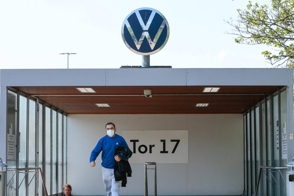 VW-Mitarbeiter auf dem Weg zur Arbeit (Symbolbild): Die Beschäftigten des Autobauers erhalten im Februar erneut einen Corona-Bonus.