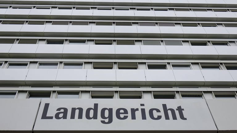 Landgericht in Köln (Symbolbild): Für die Verlesung der Anklage muss jetzt ein neuer Termin gefunden werden.