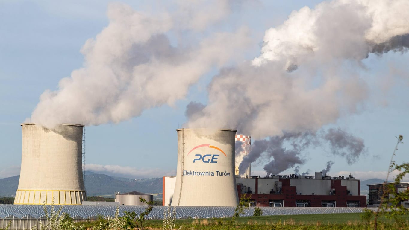 Braunkohlekraft in Turow: Weil das Werk gegen Umweltrichtlinien verstößt, behält die EU nun Gelder für die polnische Regierung ein.