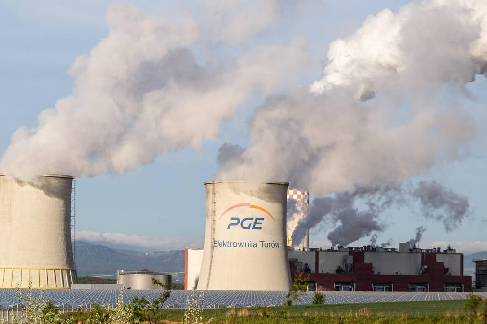 Braunkohlekraft in Turow: Weil das Werk gegen Umweltrichtlinien verstößt, behält die EU nun Gelder für die polnische Regierung ein.