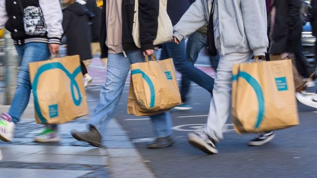 Passanten mit Einkaufstaschen: Shopping ist in Baden-Württemberg auch wieder ohne Impfung und Test möglich.